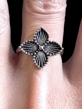 NWT Silver Engraved Four Point Flower Ring Size 7